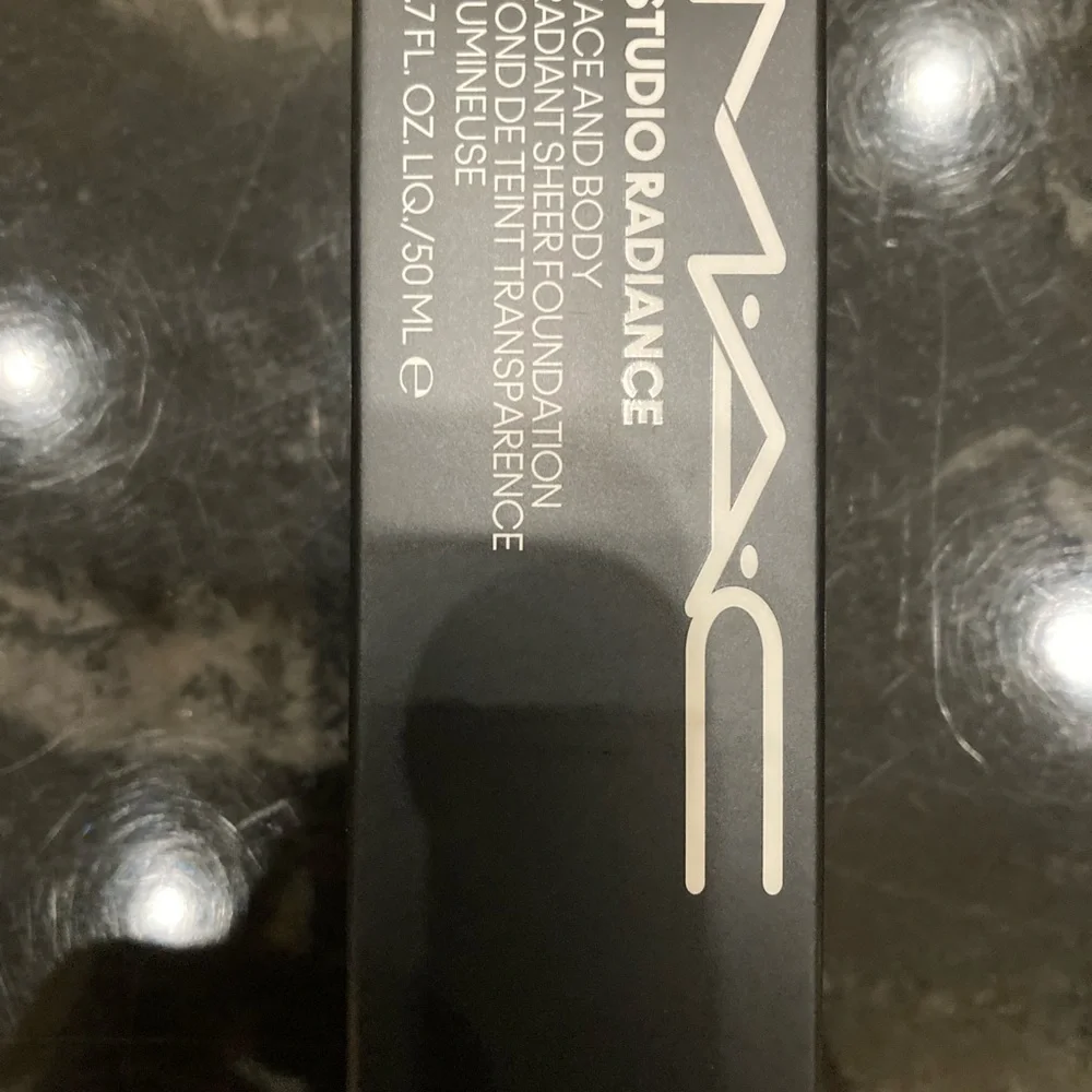 NIB MAC Radiant Sheer Foundation W4 - 50ml